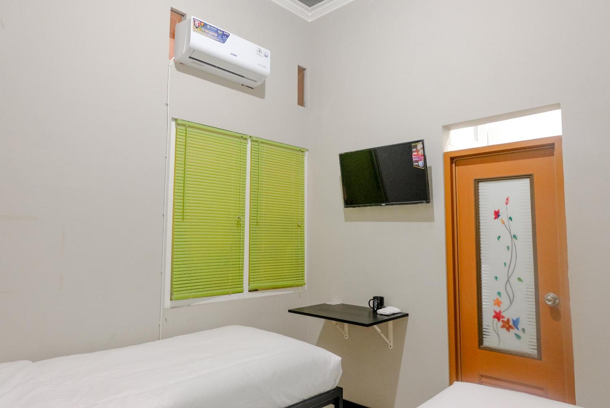 Hotel OYO Life 2399 Gerbera House - Kos Putri Malang Exterior foto